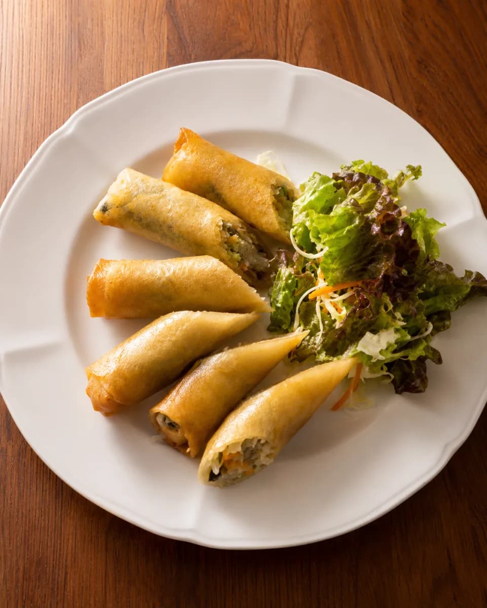 私房菜の自家製春巻(6個入り)。注文を受けてから揚げた皮がパリッと香ばしい一品